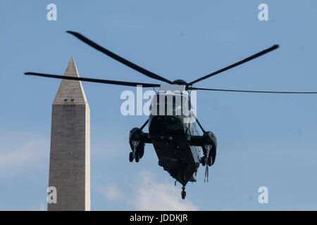 Marine kommt Hubschrauber an das Weiße Haus mit der US-Präsident am 18. Juni 2017 in Washington, DC Präsident Trump das Wochenende in Camp David verbrachte. -KEIN Draht-SERVICE - Foto: Zach Gibson/Consolidated/dpa Stockfoto