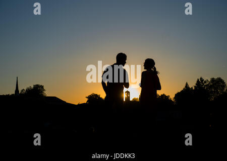 Dresden, Deutschland. 19. Juni 2017. Ein Mann und eine Frau-Chat vor der untergehenden Sonne in Dresden, Deutschland, 19. Juni 2017. Foto: Arno Burgi/Dpa-Zentralbild/Dpa/Alamy Live-Nachrichten Stockfoto