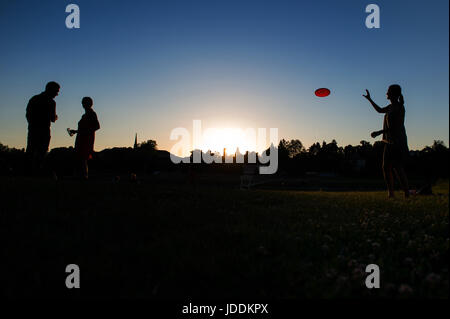 Dresden, Deutschland. 19. Juni 2017. Eine Frau spielt mit einem Frisbee während des Sonnenuntergangs in Dresden, Deutschland, 19. Juni 2017. Foto: Arno Burgi/Dpa-Zentralbild/Dpa/Alamy Live-Nachrichten Stockfoto