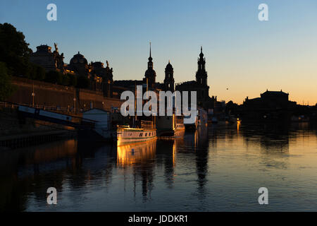 Dresden, Deutschland. 19. Juni 2017. Die untergehende Sonne beleuchtet die Elbe-Fluss-Dampfschiffen in Dresden, Deutschland, 19. Juni 2017. Foto: Arno Burgi/Dpa-Zentralbild/Dpa/Alamy Live-Nachrichten Stockfoto