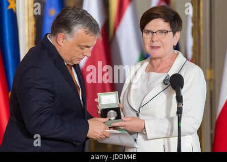 Warschau, Polen. 19. Juni 2017. Der polnische Premierminister Beata Szydlo schüttelt Hände mit ihrem ungarischen Amtskollegen Viktor Orban, wie sie den Vorsitz der Visegrad-Gruppe an Ungarn, während einer Zeremonie im Königsschloss in Warschau, Polen, Montag, 19. Juni 2017 übergibt. -KEIN Draht-SERIVCE - Foto: Jan A. Nicolas/Dpa/Alamy Live News Stockfoto