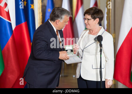 Warschau, Polen. 19. Juni 2017. Der polnische Premierminister Beata Szydlo schüttelt Hände mit ihrem ungarischen Amtskollegen Viktor Orban, wie sie den Vorsitz der Visegrad-Gruppe an Ungarn, während einer Zeremonie im Königsschloss in Warschau, Polen, Montag, 19. Juni 2017 übergibt. -KEIN Draht-SERIVCE - Foto: Jan A. Nicolas/Dpa/Alamy Live News Stockfoto