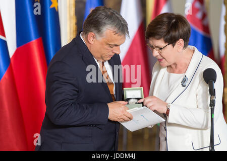 Warschau, Polen. 19. Juni 2017. Der polnische Premierminister Beata Szydlo schüttelt Hände mit ihrem ungarischen Amtskollegen Viktor Orban, wie sie den Vorsitz der Visegrad-Gruppe an Ungarn, während einer Zeremonie im Königsschloss in Warschau, Polen, Montag, 19. Juni 2017 übergibt. -KEIN Draht-SERIVCE - Foto: Jan A. Nicolas/Dpa/Alamy Live News Stockfoto