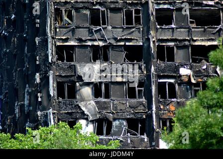Grenfell Turm Feuer, London Close Up of Flats Bild 19. Juni 2017 Latimer Road-Bereich W11 von der Westseite des Turmes. Stockfoto