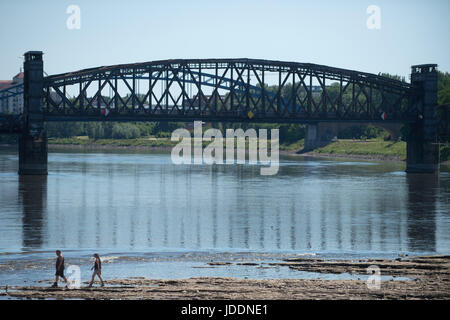 Magdeburg, Deutschland. 19. Juni 2017. Die Menschen gehen auf die Domfelsen Felsformation an der Elbe in Magdeburg, Deutschland, 19. Juni 2017. Die aktuellen niedrigem Wasserstand der Elbe begrenzen den Frachtverkehr. Die Ausflugsschiffe sind bisher nicht betroffen. Foto: Klaus-Dietmar Gabbert/Dpa-Zentralbild/ZB/Dpa/Alamy Live News Stockfoto