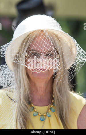 Ascot, Berkshire, UK. 20. Juni 2017. Racegoers kommen am ersten Tag für Royal Ascot Credit: Amer Ghazzal/Alamy Live-Nachrichten Stockfoto