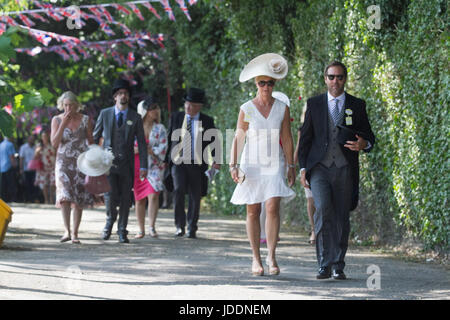 Ascot, Berkshire, UK. 20. Juni 2017. Racegoers kommen am ersten Tag für Royal Ascot Credit: Amer Ghazzal/Alamy Live-Nachrichten Stockfoto