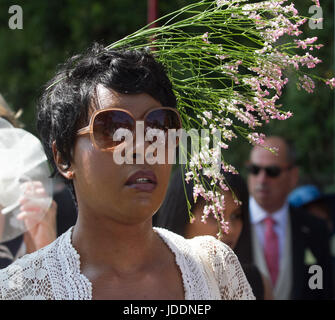 Ascot, Berkshire, UK. 20. Juni 2017. Racegoers kommen am ersten Tag für Royal Ascot Credit: Amer Ghazzal/Alamy Live-Nachrichten Stockfoto