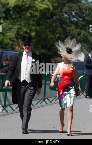 Ascot, Berkshire, UK. 20. Juni 2017. Racegoers kommen am ersten Tag für Royal Ascot Credit: Amer Ghazzal/Alamy Live-Nachrichten Stockfoto