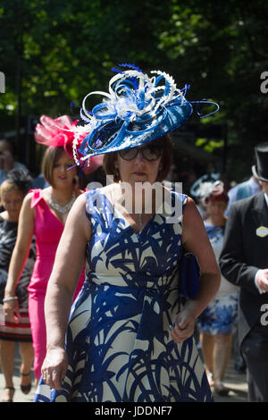 Ascot, Berkshire, UK. 20. Juni 2017. Racegoers kommen am ersten Tag für Royal Ascot Credit: Amer Ghazzal/Alamy Live-Nachrichten Stockfoto