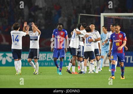 Tokio, Japan. 18. Juni 2017. Yokohama F Marinos Team Gruppe Fußball: Yokohama F Marinos Spieler feiern wie Peter Utaka und Takuma Abe FC Tokio niedergeschlagen Aussehen nach 2017 J1 Liga-Spiel zwischen F.C.Tokyo 0-1 Yokohama F Marinos Ajinomoto-Stadion in Tokio, Japan. Bildnachweis: AFLO/Alamy Live-Nachrichten Stockfoto