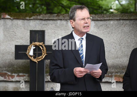 Gedenk-Gesetz für Opfer von Juni 1945 Massaker in dem 265 deutsche, Slowaken und Ungarn wurden getötet, fand im Friedhof von Přerov, Tschechien auf Sonntag, 18. Juni 2017. Das Massaker aufgetreten auf einem Hügel in der Nähe von Prerov in der Nacht zum 19. Juni 1945, 120 Frauen, 72 Männer und 75 Kinder, einschließlich der Kinder zu töten. Sie waren Karpaten deutsche aus der Slowakei, Slowakische Ungarn und Slowaken, die aus dem Krieg nach Hause zurückkehrten. Der Zug wurde von Soldaten aus einer tschechoslowakische Infanteriebataillon entdeckt. "sie gnadenlos zog sie aus dem Zug und schleppte sie auf den Hügel um sie auszuführen" Stockfoto