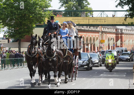 Ascot Berkshire, 20. Juni 2017. Racegoers kommen am ersten Tag für Royal Ascot Credit: Amer Ghazzal/Alamy Live-Nachrichten Stockfoto