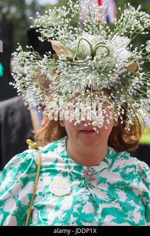 Ascot Berkshire, 20. Juni 2017. Racegoers kommen am ersten Tag für Royal Ascot Credit: Amer Ghazzal/Alamy Live-Nachrichten Stockfoto