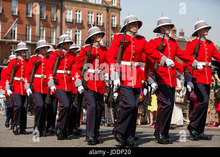 Windsor, UK. 20. Juni 2017. Prinzessin Patricias Canadian Light Infantry ändern die Wache in Windsor Castle, die Royal Canadian Artillery Band vorangestellt. Zeremonielle Aufgaben als Königinnenwache übernommen haben, werden sie die offiziellen königlichen Residenzen bis zum 3. Juli bewachen. Prinzessin Patricias Canadian Light Infantry ist eines der drei regelmäßige Kraft-Infanterie-Regimenter in der kanadischen Armee. Bildnachweis: Mark Kerrison/Alamy Live-Nachrichten Stockfoto