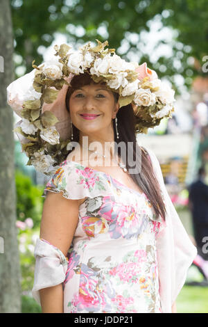 Ascot Berkshire, 20. Juni 2017. Racegoers kommen am ersten Tag für Royal Ascot Credit: Amer Ghazzal/Alamy Live-Nachrichten Stockfoto