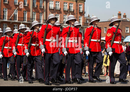 Windsor, UK. 20. Juni 2017. Prinzessin Patricias Canadian Light Infantry ändern die Wache in Windsor Castle, die Royal Canadian Artillery Band vorangestellt. Zeremonielle Aufgaben als Königinnenwache übernommen haben, werden sie die offiziellen königlichen Residenzen bis zum 3. Juli bewachen. Prinzessin Patricias Canadian Light Infantry ist eines der drei regelmäßige Kraft-Infanterie-Regimenter in der kanadischen Armee. Bildnachweis: Mark Kerrison/Alamy Live-Nachrichten Stockfoto