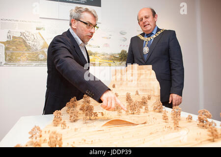 Edinburgh, Schottland. 20. Juni 2017. Drücken Sie die Anzeige von sieben Shortlist internationaler Architekten für den neuen Veranstaltungsort, das Ross Bandstand im Westen Princes Street Gardens Edinburgh zu ersetzen. Die Ausstellung läuft vom 21. Juni bis 30. Juli. Abgebildete Malcolm Reading Wettbewerb Direktor und EdinburghÕs Lord Provost, Frank Ross. Pako Mera/Alamy Live-Nachrichten. Stockfoto