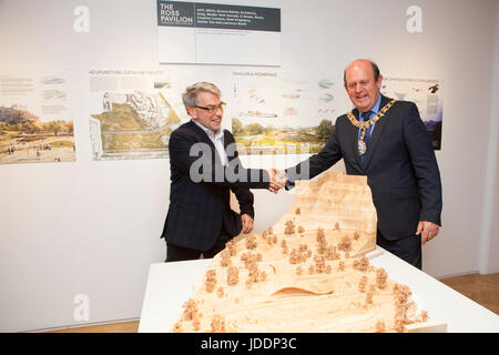 Edinburgh, Schottland. 20. Juni 2017. Drücken Sie die Anzeige von sieben Shortlist internationaler Architekten für den neuen Veranstaltungsort, das Ross Bandstand im Westen Princes Street Gardens Edinburgh zu ersetzen. Die Ausstellung läuft vom 21. Juni bis 30. Juli. Abgebildete Malcolm Reading Wettbewerb Direktor und EdinburghÕs Lord Provost, Frank Ross. Pako Mera/Alamy Live-Nachrichten. Stockfoto