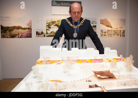 Edinburgh, Schottland. 20. Juni 2017. Drücken Sie die Anzeige von sieben Shortlist internationaler Architekten für den neuen Veranstaltungsort, das Ross Bandstand im Westen Princes Street Gardens Edinburgh zu ersetzen. Die Ausstellung läuft vom 21. Juni bis 30. Juli. Abgebildete EdinburghÕs Lord Provost, Frank Ross. Pako Mera/Alamy Live-Nachrichten. Stockfoto