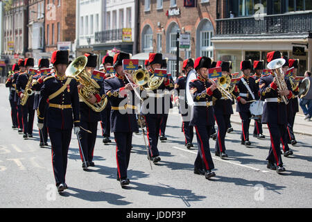 Windsor, UK. 20. Juni 2017. Die Royal Canadian Artillery Band ändern die Wachablösung am Schloss Windsor, gefolgt von Prinzessin Patricias Canadian Light Infantry. Zeremonielle Aufgaben als Königinnenwache übernommen haben, werden sie die offiziellen königlichen Residenzen bis zum 3. Juli bewachen. Prinzessin Patricias Canadian Light Infantry ist eines der drei regelmäßige Kraft-Infanterie-Regimenter in der kanadischen Armee. Bildnachweis: Mark Kerrison/Alamy Live-Nachrichten Stockfoto