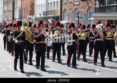 Windsor, UK. 20. Juni 2017. Die Royal Canadian Artillery Band ändern die Wachablösung am Schloss Windsor, gefolgt von Prinzessin Patricias Canadian Light Infantry. Zeremonielle Aufgaben als Königinnenwache übernommen haben, werden sie die offiziellen königlichen Residenzen bis zum 3. Juli bewachen. Prinzessin Patricias Canadian Light Infantry ist eines der drei regelmäßige Kraft-Infanterie-Regimenter in der kanadischen Armee. Bildnachweis: Mark Kerrison/Alamy Live-Nachrichten Stockfoto