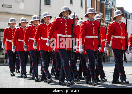 Windsor, UK. 20. Juni 2017. Prinzessin Patricias Canadian Light Infantry ändern die Wache in Windsor Castle, die Royal Canadian Artillery Band vorangestellt. Zeremonielle Aufgaben als Königinnenwache übernommen haben, werden sie die offiziellen königlichen Residenzen bis zum 3. Juli bewachen. Prinzessin Patricias Canadian Light Infantry ist eines der drei regelmäßige Kraft-Infanterie-Regimenter in der kanadischen Armee. Bildnachweis: Mark Kerrison/Alamy Live-Nachrichten Stockfoto