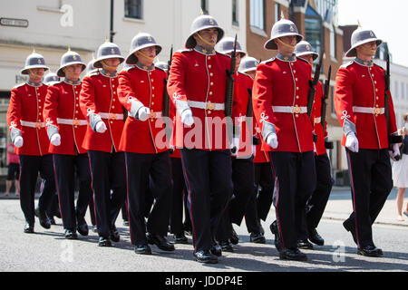 Windsor, UK. 20. Juni 2017. Prinzessin Patricias Canadian Light Infantry ändern die Wache in Windsor Castle, die Royal Canadian Artillery Band vorangestellt. Zeremonielle Aufgaben als Königinnenwache übernommen haben, werden sie die offiziellen königlichen Residenzen bis zum 3. Juli bewachen. Prinzessin Patricias Canadian Light Infantry ist eines der drei regelmäßige Kraft-Infanterie-Regimenter in der kanadischen Armee. Bildnachweis: Mark Kerrison/Alamy Live-Nachrichten Stockfoto