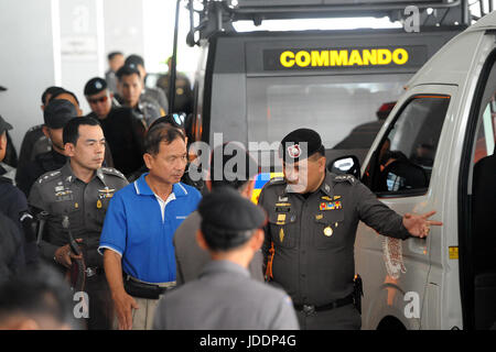 Bangkok, Thailand. 20. Juni 2017. Watana Pumret (im blauen Hemd), einen Bombenanschlag auf das Lazarett Phramongkutklao verdächtigt wird von thailändischen Soldaten und Polizisten nach einer Pressekonferenz der Royal Thai Police Headquarters in Bangkok, Thailand, am 20. Juni 2017 begleitet. Wattana wurde durch die thailändische Polizei am 14. Juni als verhaftet Verdächtigen für die Bombardierung in einem militärischen Krankenhaus in Bangkok, die mehr als 20 Personen am 22. Mai verletzt hatte, die zeitlich mit dem dritten Jahrestag des Putsches, die Macht der herrschenden Junta gewährt. Bildnachweis: Rachen Sageamsak/Xinhua/Alamy Live-Nachrichten Stockfoto