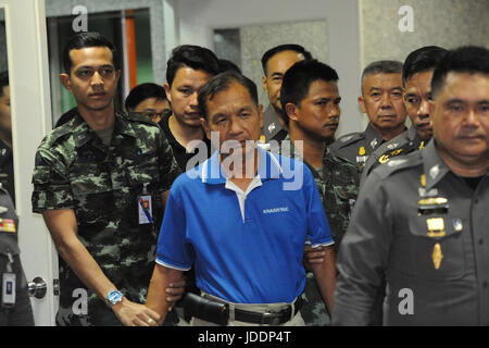 Bangkok, Thailand. 20. Juni 2017. Watana Pumret (im blauen Hemd), einen Bombenanschlag auf das Lazarett Phramongkutklao verdächtigt ist von thailändischen Soldaten und Polizisten in der Royal Thai Police Headquarters für eine Pressekonferenz in Bangkok, Thailand, am 20. Juni 2017 begleitet. Wattana wurde durch die thailändische Polizei am 14. Juni als verhaftet Verdächtigen für die Bombardierung in einem militärischen Krankenhaus in Bangkok, die mehr als 20 Personen am 22. Mai verletzt hatte, die zeitlich mit dem dritten Jahrestag des Putsches, die Macht der herrschenden Junta gewährt. Bildnachweis: Rachen Sageamsak/Xinhua/Alamy Live-Nachrichten Stockfoto