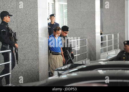 Bangkok, Thailand. 20. Juni 2017. Watana Pumret (im blauen Hemd), einen Bombenanschlag auf das Lazarett Phramongkutklao verdächtigt wird von thailändischen Soldaten und Polizisten nach einer Pressekonferenz der Royal Thai Police Headquarters in Bangkok, Thailand, am 20. Juni 2017 begleitet. Wattana wurde durch die thailändische Polizei am 14. Juni als verhaftet Verdächtigen für die Bombardierung in einem militärischen Krankenhaus in Bangkok, die mehr als 20 Personen am 22. Mai verletzt hatte, die zeitlich mit dem dritten Jahrestag des Putsches, die Macht der herrschenden Junta gewährt. Bildnachweis: Rachen Sageamsak/Xinhua/Alamy Live-Nachrichten Stockfoto