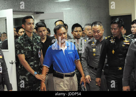 Bangkok, Thailand. 20. Juni 2017. Watana Pumret (im blauen Hemd), einen Bombenanschlag auf das Lazarett Phramongkutklao verdächtigt ist von thailändischen Soldaten und Polizisten in der Royal Thai Police Headquarters für eine Pressekonferenz in Bangkok, Thailand, am 20. Juni 2017 begleitet. Wattana wurde durch die thailändische Polizei am 14. Juni als verhaftet Verdächtigen für die Bombardierung in einem militärischen Krankenhaus in Bangkok, die mehr als 20 Personen am 22. Mai verletzt hatte, die zeitlich mit dem dritten Jahrestag des Putsches, die Macht der herrschenden Junta gewährt. Bildnachweis: Rachen Sageamsak/Xinhua/Alamy Live-Nachrichten Stockfoto