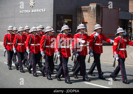 Windsor, UK. 20. Juni 2017. Prinzessin Patricias Canadian Light Infantry ändern die Wache in Windsor Castle, die Royal Canadian Artillery Band vorangestellt. Zeremonielle Aufgaben als Königinnenwache übernommen haben, werden sie die offiziellen königlichen Residenzen bis zum 3. Juli bewachen. Prinzessin Patricias Canadian Light Infantry ist eines der drei regelmäßige Kraft-Infanterie-Regimenter in der kanadischen Armee. Bildnachweis: Mark Kerrison/Alamy Live-Nachrichten Stockfoto