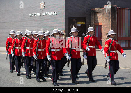 Windsor, UK. 20. Juni 2017. Prinzessin Patricias Canadian Light Infantry ändern die Wache in Windsor Castle, die Royal Canadian Artillery Band vorangestellt. Zeremonielle Aufgaben als Königinnenwache übernommen haben, werden sie die offiziellen königlichen Residenzen bis zum 3. Juli bewachen. Prinzessin Patricias Canadian Light Infantry ist eines der drei regelmäßige Kraft-Infanterie-Regimenter in der kanadischen Armee. Bildnachweis: Mark Kerrison/Alamy Live-Nachrichten Stockfoto