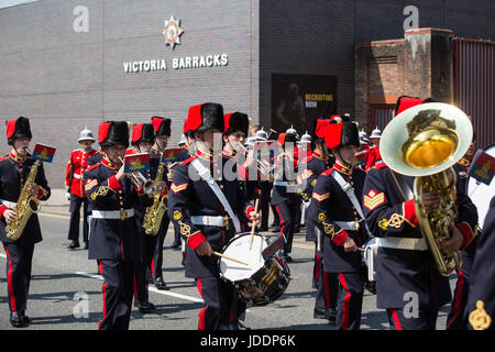 Windsor, UK. 20. Juni 2017. Die Royal Canadian Artillery Band ändern die Wachablösung am Schloss Windsor, gefolgt von Prinzessin Patricias Canadian Light Infantry. Zeremonielle Aufgaben als Königinnenwache übernommen haben, werden sie die offiziellen königlichen Residenzen bis zum 3. Juli bewachen. Prinzessin Patricias Canadian Light Infantry ist eines der drei regelmäßige Kraft-Infanterie-Regimenter in der kanadischen Armee. Bildnachweis: Mark Kerrison/Alamy Live-Nachrichten Stockfoto