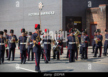 Windsor, UK. 20. Juni 2017. Die Royal Canadian Artillery Band ändern die Wachablösung am Schloss Windsor. Zeremonielle Aufgaben als Königinnenwache übernommen haben, werden sie und Prinzessin Patricias Canadian Light Infantry die offiziellen königlichen Residenzen bis zum 3. Juli bewacht werden. Prinzessin Patricias Canadian Light Infantry ist eines der drei regelmäßige Kraft-Infanterie-Regimenter in der kanadischen Armee. Bildnachweis: Mark Kerrison/Alamy Live-Nachrichten Stockfoto