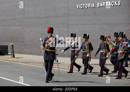 Windsor, UK. 20. Juni 2017. Die Royal Canadian Artillery Band ändern die Wachablösung am Schloss Windsor. Zeremonielle Aufgaben als Königinnenwache übernommen haben, werden sie und Prinzessin Patricias Canadian Light Infantry die offiziellen königlichen Residenzen bis zum 3. Juli bewacht werden. Prinzessin Patricias Canadian Light Infantry ist eines der drei regelmäßige Kraft-Infanterie-Regimenter in der kanadischen Armee. Bildnachweis: Mark Kerrison/Alamy Live-Nachrichten Stockfoto