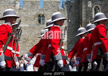 Windsor, UK. 20. Juni 2017. Prinzessin Patricias Canadian Light Infantry ändern die Wache in Windsor Castle, die Royal Canadian Artillery Band vorangestellt. Zeremonielle Aufgaben als Königinnenwache übernommen haben, werden sie die offiziellen königlichen Residenzen bis zum 3. Juli bewachen. Prinzessin Patricias Canadian Light Infantry ist eines der drei regelmäßige Kraft-Infanterie-Regimenter in der kanadischen Armee. Bildnachweis: Mark Kerrison/Alamy Live-Nachrichten Stockfoto