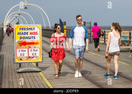 Sefton, Merseyside, England.  Großbritannien Wetter.  20. Juni 2017.  Leichte Winde und wolkenlos an Southport Küste als Pier Strolllers genießen Sie die Meeresbrise aus der irischen See. Wolkenlos, geben einige Befreiung von den hohen Temperaturen, als Urlauber und Touristen Promenade hinunter die längste Iron Pier im Vereinigten Königreich. Kredite; MediaWorldImages/AlamyLiveNews. Stockfoto