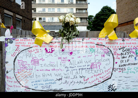 London, UK. 19. Juni 2017. Die Grenfell Turm Katastrophe. Beileid und Nachrichten der Trauer von Menschen, die durch den Verlust des Lebens in flammendes Inferno, das Grenfell Turm war schockiert sind links. Bildnachweis: Jane Campbell/Alamy Live-Nachrichten Stockfoto