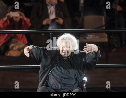 Athen, Griechenland. 19. Juni 2017. Griechischen Komponisten Mikis Theodorakis leitet ein Konzert im Olympia-Stadion in Athen, Griechenland, 19. Juni 2017, in einem Rollstuhl. Bildnachweis: Elias Verdi/Alamy Live-Nachrichten Stockfoto