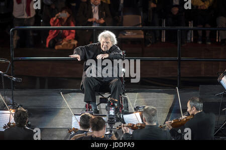 Athen, Griechenland. 19. Juni 2017. Griechischen Komponisten Mikis Theodorakis leitet ein Konzert im Olympia-Stadion in Athen, Griechenland, 19. Juni 2017, in einem Rollstuhl. Bildnachweis: Elias Verdi/Alamy Live-Nachrichten Stockfoto