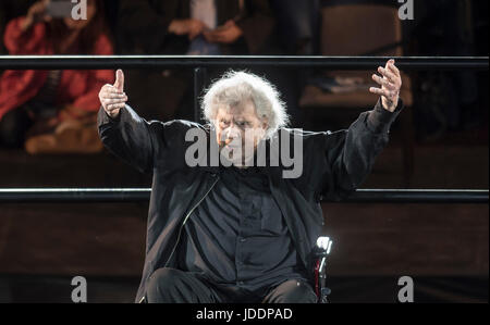 Athen, Griechenland. 19. Juni 2017. Griechischen Komponisten Mikis Theodorakis leitet ein Konzert im Olympia-Stadion in Athen, Griechenland, 19. Juni 2017, in einem Rollstuhl. Bildnachweis: Elias Verdi/Alamy Live-Nachrichten Stockfoto