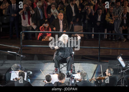 Athen, Griechenland. 19. Juni 2017. Griechischen Komponisten Mikis Theodorakis leitet ein Konzert im Olympia-Stadion in Athen, Griechenland, 19. Juni 2017, in einem Rollstuhl. Bildnachweis: Elias Verdi/Alamy Live-Nachrichten Stockfoto