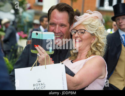 Ascot, Großbritannien. 20. Juni 2017. David Seaman (z. B. England Torhüter) posiert für ein "Selfie" mit Racecoer am ersten Tag des Royal Credit: John Beasley/Alamy Live News Stockfoto