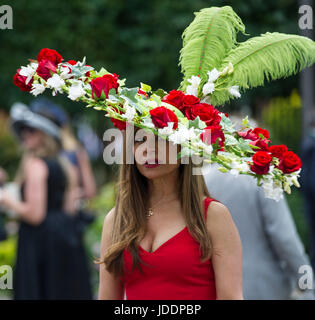 Ascot, Großbritannien. 20. Juni 2017. Mode am ersten Tag des Royal Ascot-Rennen, UK. 20. Juni 2017. Bildnachweis: John Beasley/Alamy Live-Nachrichten Stockfoto