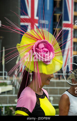 Ascot, Großbritannien. 20. Juni 2017. Mode am ersten Tag des Royal Ascot-Rennen, UK. 20. Juni 2017. Bildnachweis: John Beasley/Alamy Live-Nachrichten Stockfoto