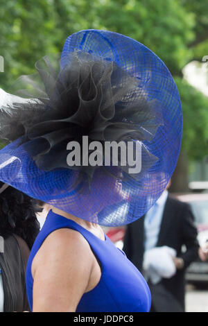 Ascot Berkshire, 20. Juni 2017. Racegoers kommen am ersten Tag für Royal Ascot Credit: Amer Ghazzal/Alamy Live-Nachrichten Stockfoto