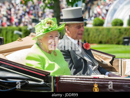 Ascot, Großbritannien. Juni 2017. Königin Elizabeth und der Herzog von Edinburgh treffen bei den Royal Ascot Races in Berkshire, Großbritannien, ein. 20. Juni 2017.Quelle: John Beasley/Alamy Stockfoto