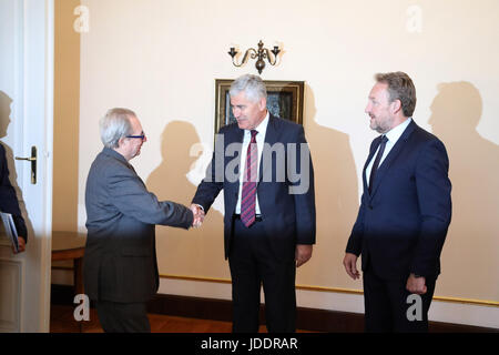 Sarajevo, Bosnien und Herzegowina. 20. Juni 2017. Mitglieder der Präsidentschaft von Bosnien und Herzegowina (BiH) Dragan Covic (C) und Bakir Izetbegovic (R) begrüßen den Präsidenten des internationalen Strafgerichtshof für das ehemalige Jugoslawien (ICTY) Carmel Agius (L), in den Präsidentschaftswahlen Gebäude in Sarajevo, Bosnien und Herzegowina, am 20. Juni 2017. Bildnachweis: Haris Memija/Xinhua/Alamy Live-Nachrichten Stockfoto